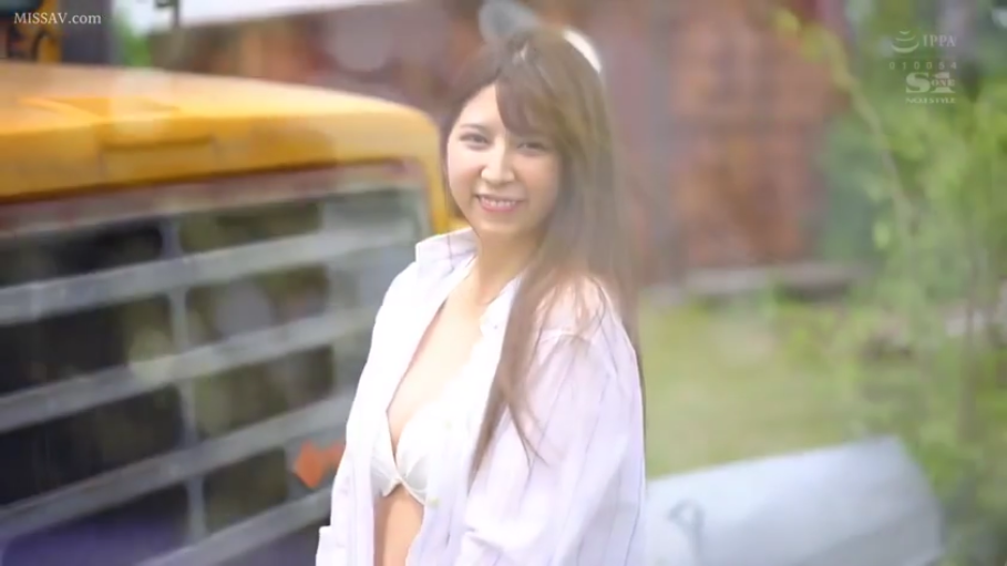 站立 · 白色比基尼 · 半身特写 · 户外 · 长发 · 看向镜头 · 甜美微笑 · 黄色卡车