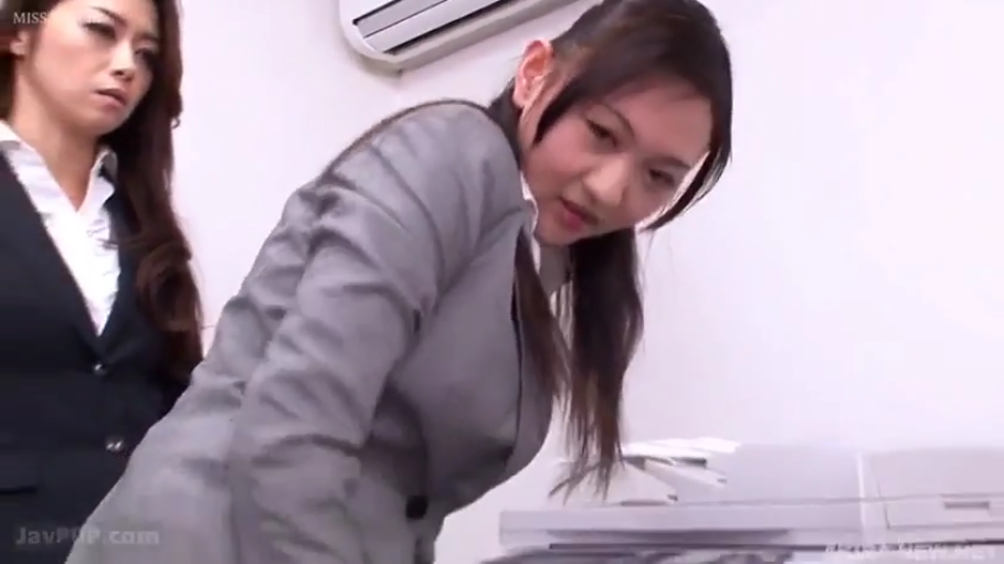 迷茫 · 办公室 · 黑色西装外套 · 女子脸部特写