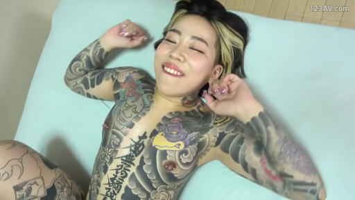 床上 · 爽快 · 胸部纹身特写 · 裸体 · 乳环 · 挑染发型