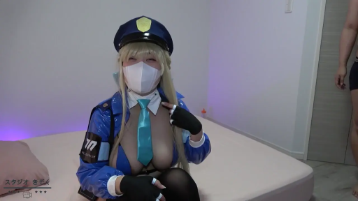 卧室 · 露乳装束 · 眼神看向镜头 · 头部及上半身特写 · 警帽 · 房间灯光偏暗