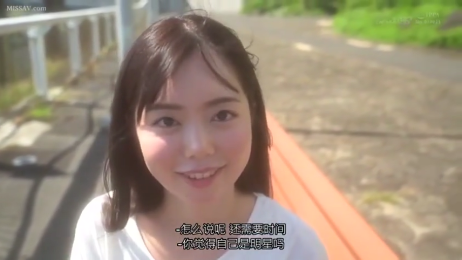 坐姿 · 微笑 · 面部特写 · 对话 · 白色上衣 · 户外