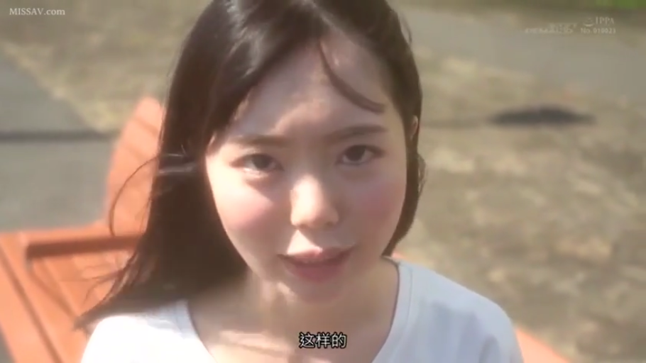 脸部特写 · 微笑 · 中文字幕 · 交流 · 户外 · 白色T恤 · 正面 · 长椅