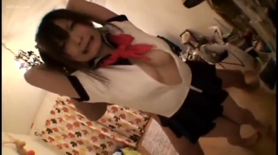 卧室 · 胸部特写 · 白色水手服上衣 · 挑逗