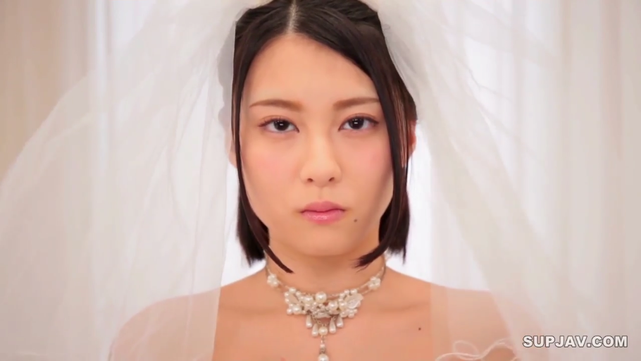 室内 · 面无表情 · 锁骨特写 · 婚纱 · 珍珠项链 · 画质清晰