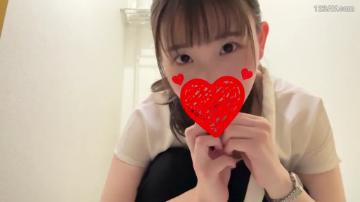 室内 · 上半身特写 · 直视镜头 · 爱心贴纸 · 白色短袖上衣 · 画面带有水印