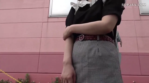 站立 · 站立 · 腹部 · 黑衣 · 街拍视角 · 粉色墙边