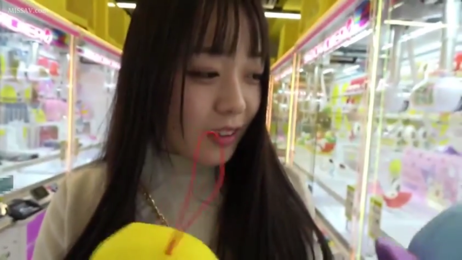 脸部 · 站姿 · 微笑 · 高领衫 · 长发 · 拿玩具 · 游戏厅 · 娃娃机