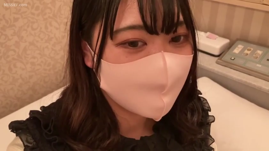 坐姿 · 脸部特写 · 平静 · 酒店房间 · 注视镜头 · 口罩 · 日本女性 · 黑色花边上衣