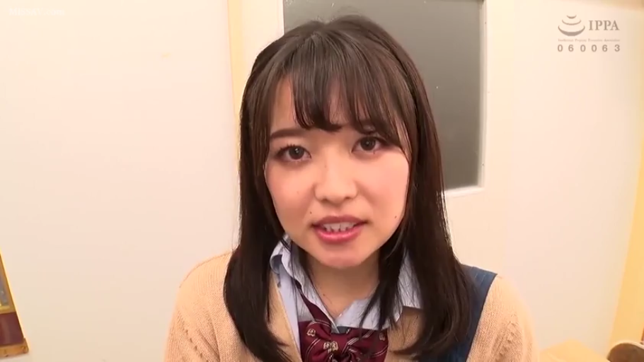 室内 · 校服 · 自然 · 面部特写 · 注视镜头 · 正面 · 黑发