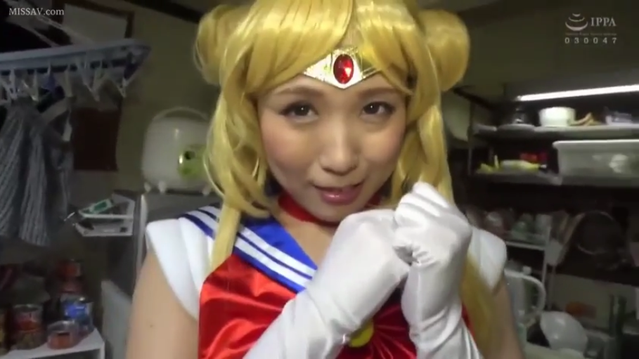 人物面部特写 · 诱惑眼神 · 美少女战士角色扮演服装 · 室内厨房区域 · 美少女战士额饰