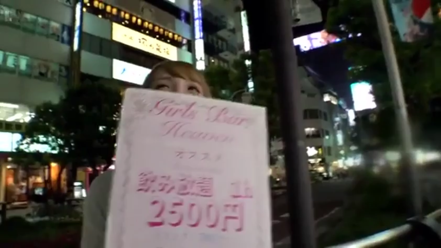 便装 · 看板文字特写 · 日本街头 · 注视镜头 · Girls Bar 宣传牌 · 霓虹灯招牌背景
