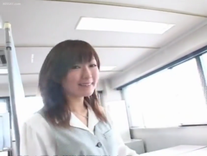 办公室 · 中景 · 微笑 · 长发 · 正面 · 看向镜头 · OL制服