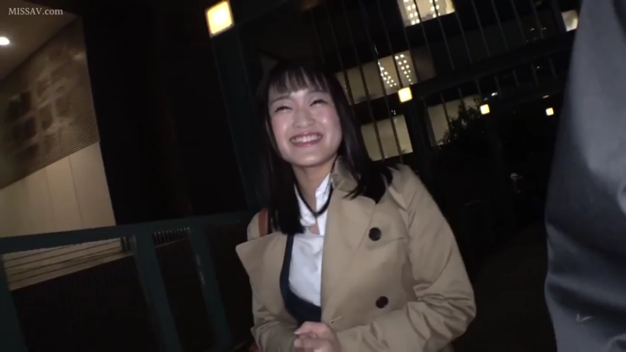 站姿 · 半身 · 对话 · 户外 · 笑容 · 夜景 · 风衣 · 单肩包