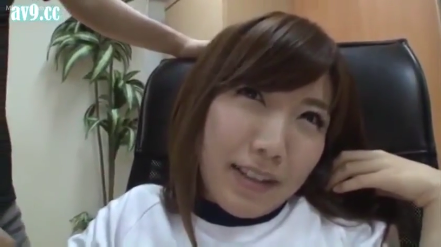 办公室 · 翻白眼 · 口交 · 女子面部表情特写 · 白色圆领运动衫