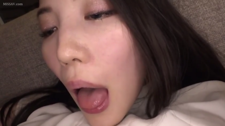 情欲 · 舌头特写 · 白色上衣 · 室内沙发