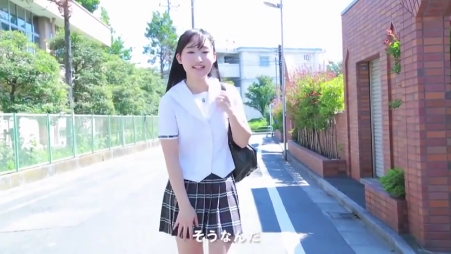 自然交谈 · 上半身特写 · 校外 · 格纹百褶短裙