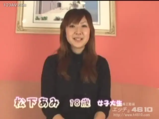 室内 · 坐姿 · 微笑 · 面对镜头 · 半身 · 挂画 · 黑色高领衫 · 女大学生