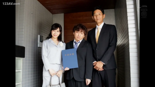 微笑 · 浅灰色职业套装 · 室内门口 · 证书文件夹 · 人物半身合影