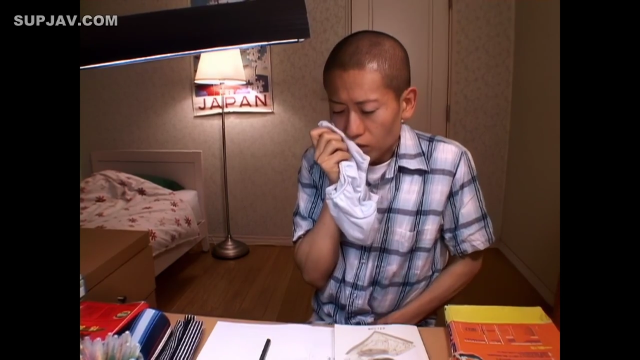 坐姿 · 卧室 · 陶醉 · 半身 · 闻内裤 · 格纹短袖衬衫