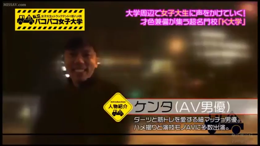 微笑 · 户外街道 · 正面站立 · 自我介绍 · 黑色外衣 · 影片片头