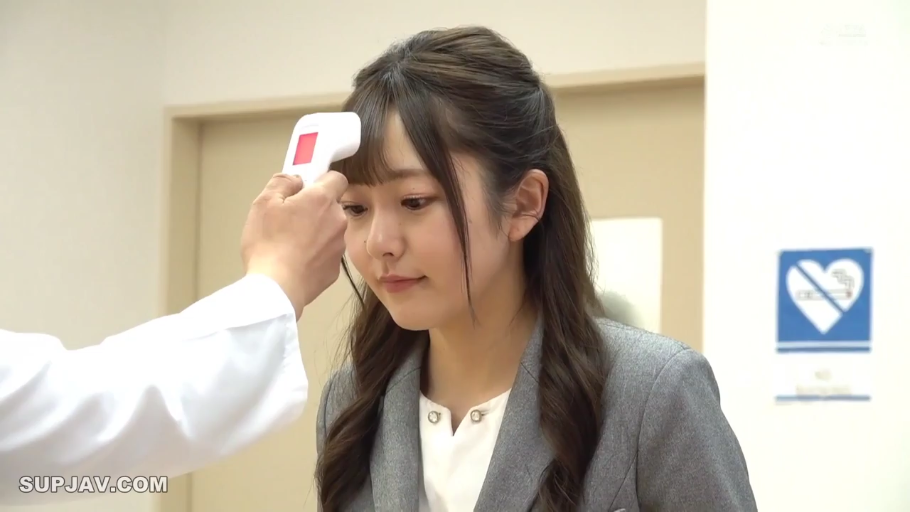 室内 · 站立 · 自然 · 面部特写 · OL · 西装 · 量体温 · 额温枪