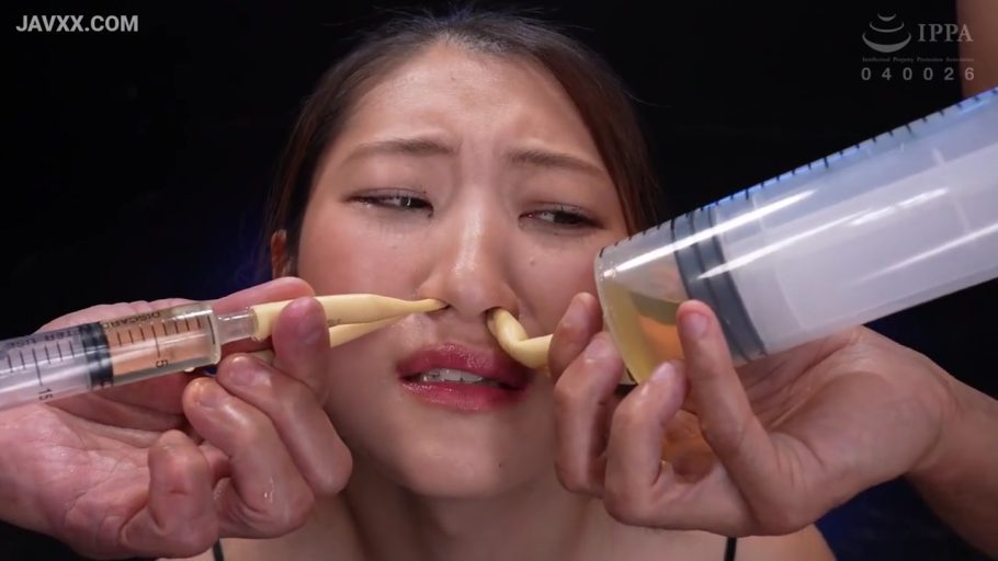 室内 · 鼻腔部位特写 · 眉头紧锁 · 吊帯 · 胶管 · 液体