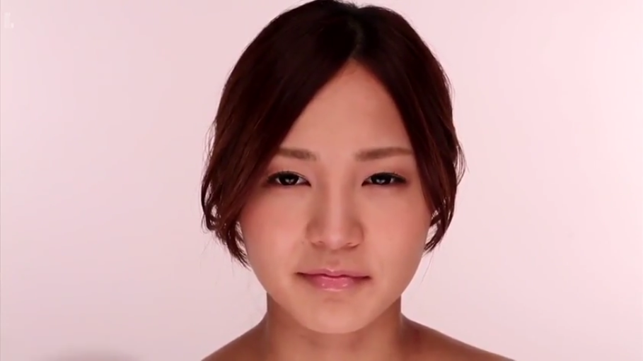 室内 · 脸部特写 · 全裸 · 微笑 · 对视 · 正面 · 亚洲女性