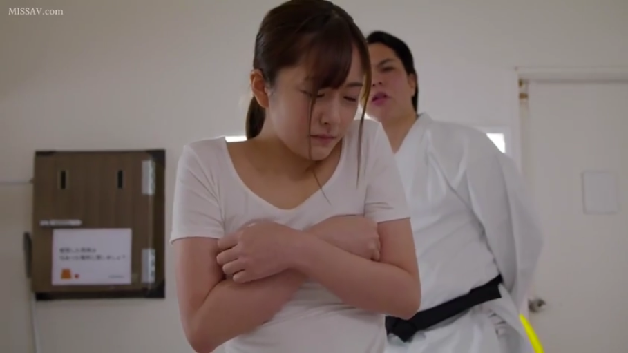 室内 · 中景 · 储物柜 · 痛苦 · 空手道服 · 抱胸 · 训诫