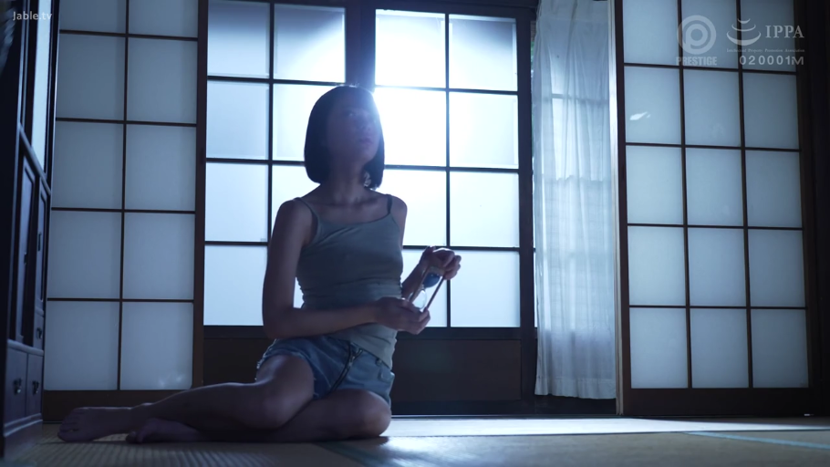 坐姿 · 全身 · 沉思 · 忧郁 · 和室 · 吊带背心 · 逆光 · 沙漏