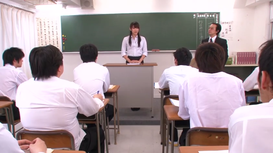 平静 · 教室 · 男老师穿西装 · 教案 · 教师上半身特写