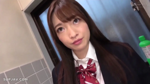 上半身特写 · 浴室 · 注视 · 学校制服