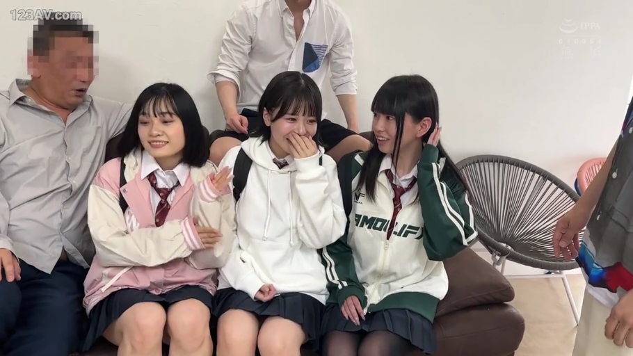 室内 · 坐姿 · 羞涩 · 中景 · 沙发 · 交流 · 多人 · JK制服