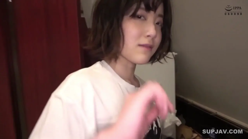 室内 · 站立 · 自然 · 近景 · 注视镜头 · 白色T恤 · 素人风格