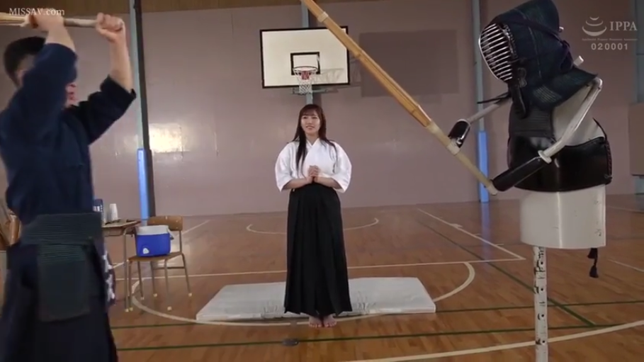 室内体育馆 · 剑道服 · 男子持剑动作 · 黑色袴 · 女子微笑着看对方 · 背景有篮球架和蓝色护垫