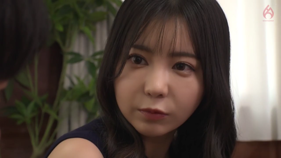 室内 · 严肃 · 脸部特写 · 盆栽 · 注视 · 无袖上衣 · 侧坐 · 黑发