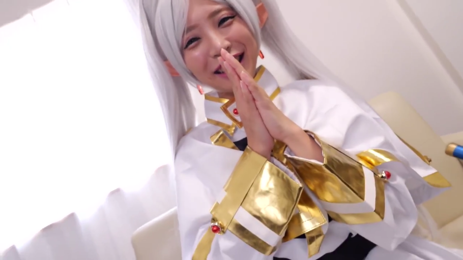 室内 · 脸部特写 · 开心的笑 · 精灵耳朵 · 白色金色相间魔法师制服