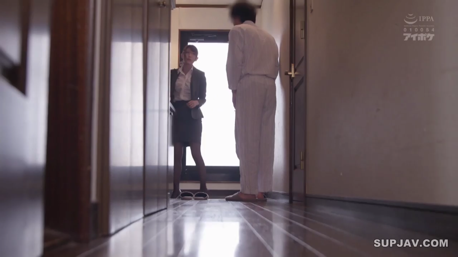 交谈 · 严肃 · 全身 · 站立 · 职业装 · 剧情 · 走廊 · 拖鞋