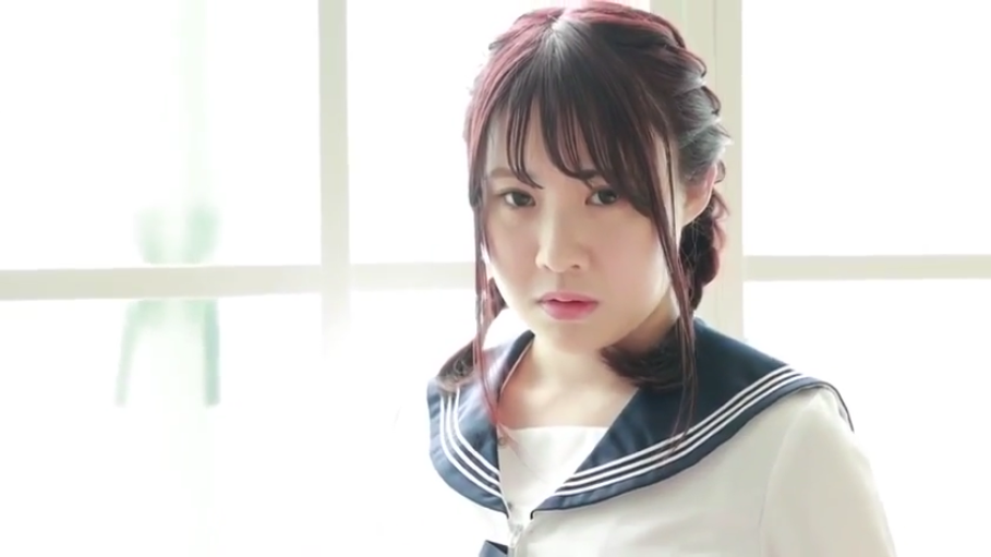 凝视 · 面部特写 · 白色水手服 · 光线充足 · 室内窗前