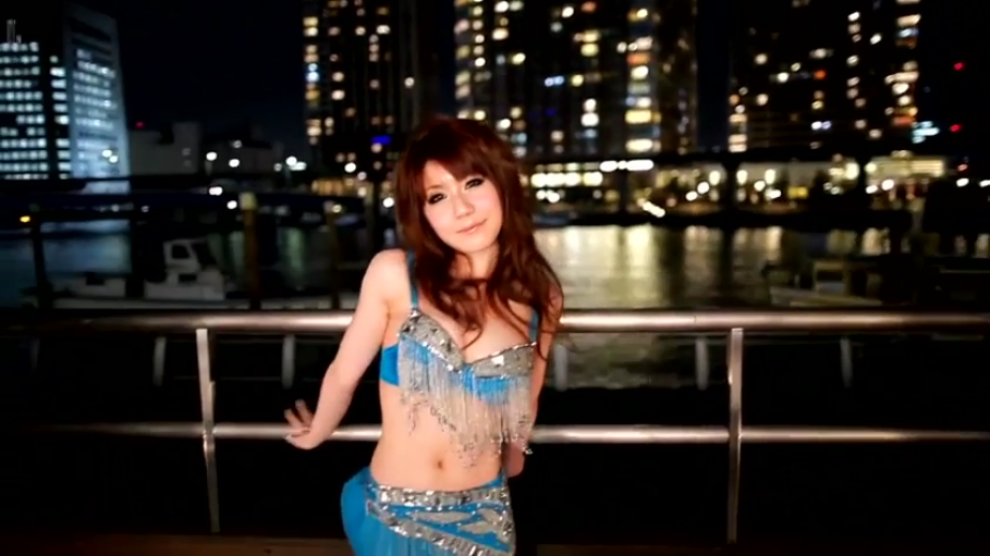 微笑 · 上半身特写 · 比基尼式上衣 · 流苏装饰 · 城市海边 · 夜间外景