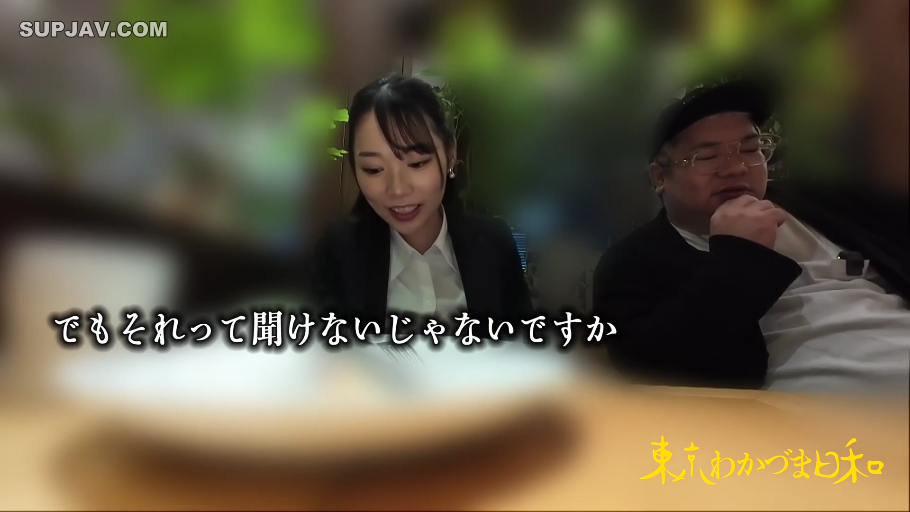 餐厅 · 帽子 · 微笑 · 黑色西装外套 · 拍摄水印 · 中景镜头