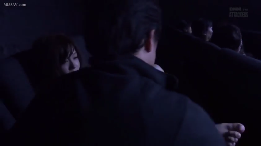 映画館 · 深色休闲装 · 光线昏暗 · 女子表情羞涩 · 光线不足