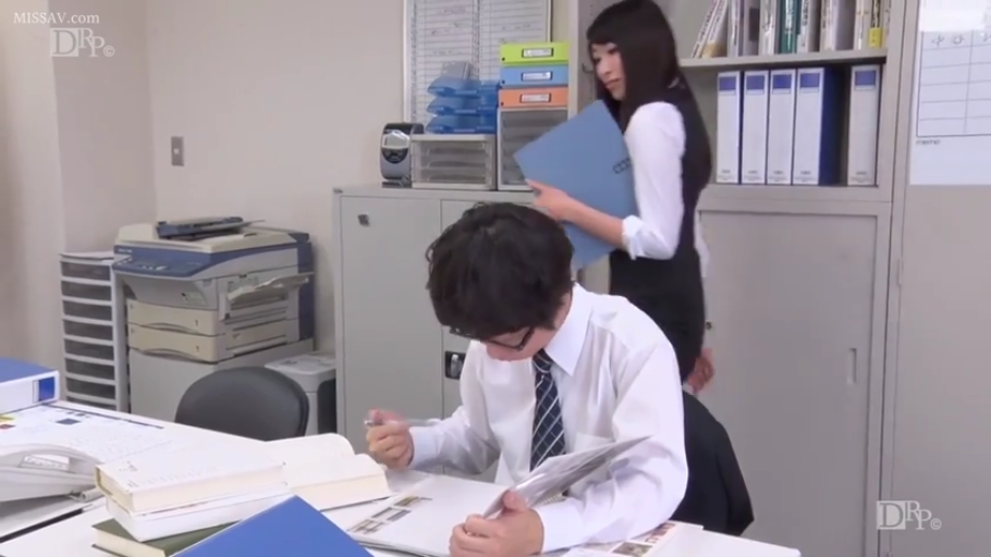 平静 · 办公室 · 深色西装裙 · 钢笔 · 文件柜上有大量文件夹