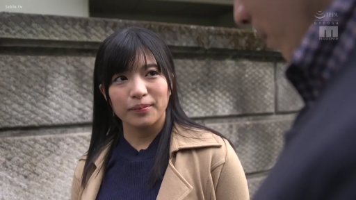 略带笑意 · 街道墙边 · 卡其色风衣外套 · 女性面部特写