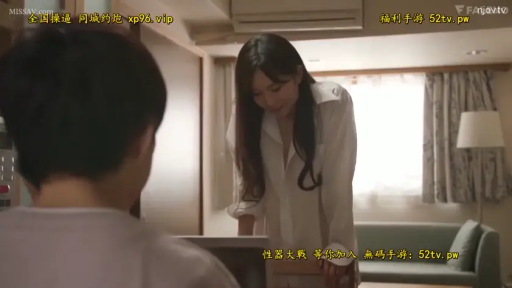 寝室 · 温柔 · 女子上半身特写 · 室内光线充足 · 白色宽大衬衫