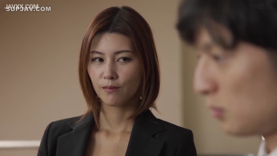 审视 · 脸部特写 · 办公室 · 黑色西装外套