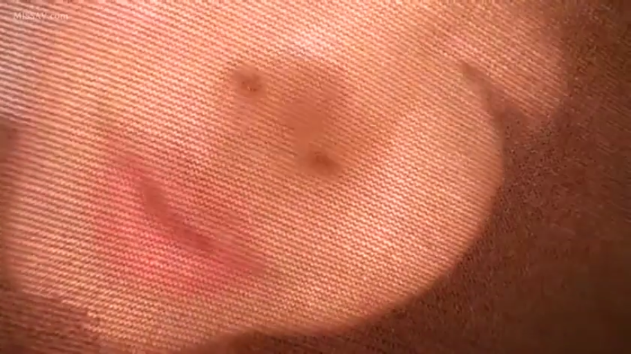 室内 · 咖啡色丝袜 · 丝袜材质纹理特写 · 私处轮廓隐约可见