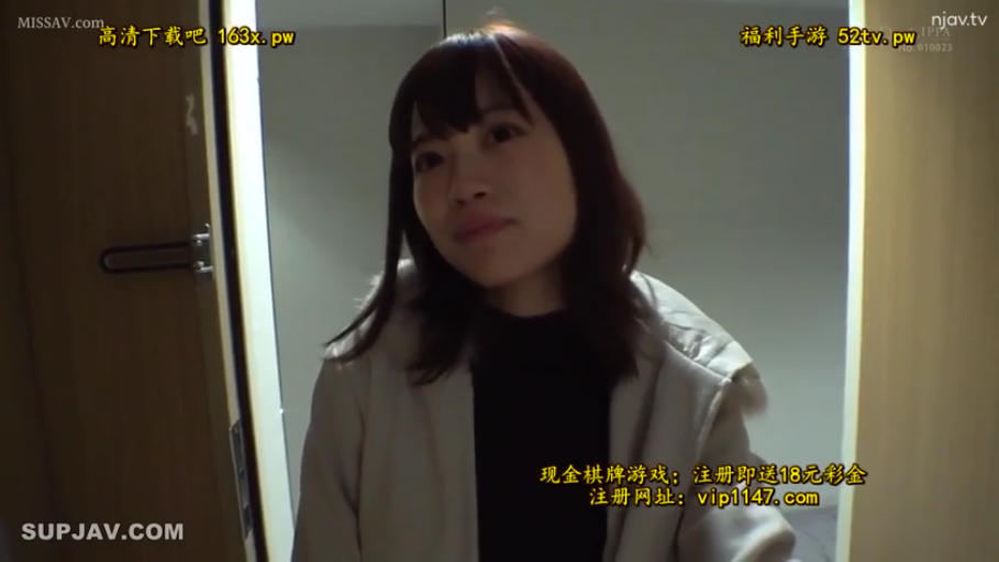 门口 · 直视镜头 · 米色休闲外套 · 脸部中景 · 画面有广告水印