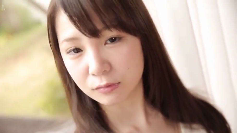 室内 · 略带困惑 · 眼睛特写 · 白色上衣 · 自然光
