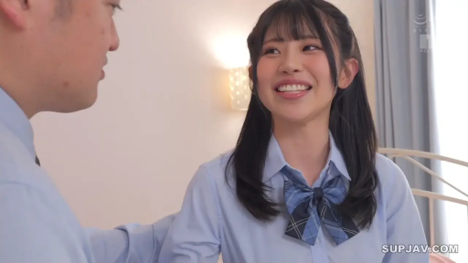 室内 · 坐姿 · 交谈 · 中景 · 微笑 · 床 · 制服 · 亚洲