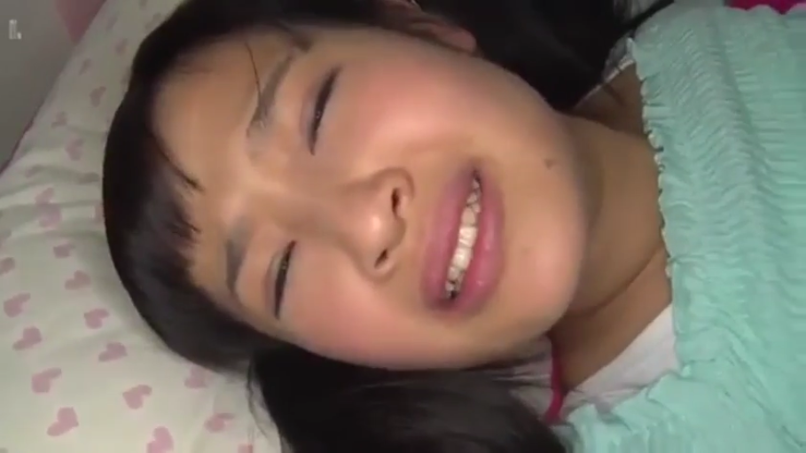 卧室 · 微张嘴 · 面部特写 · 浅绿色家居服